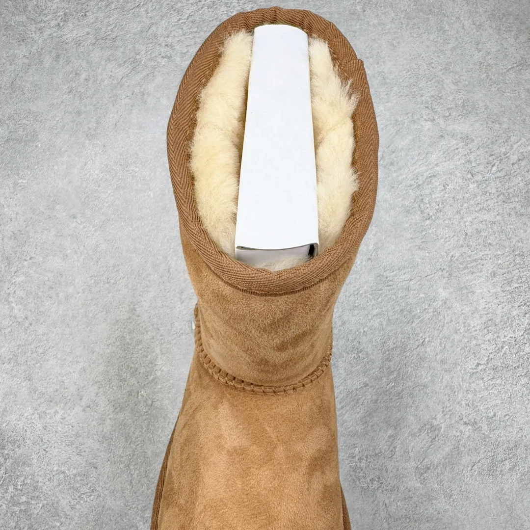 Pick up locally💰520 UGG 6223 Classic autumn and winter sheepskin and fur all-in-one snow boots. All shoes are made from ZP. Longfeng A-grade Australian imported sheepskin and fur all-in-one boots for men and women. Brand OEM production line. Fully follows the ZP process. OEM original pattern maker. Adhering to the principle of no original shoes and no development selection. Pay attention to every detail. The most authentic version on the market TREADLITE "Light Wing" technology outsole Lightweight/durable/flexible/pile size: 35 36 37 38 39 40 41 42 43 44 45 Coding: by2936080